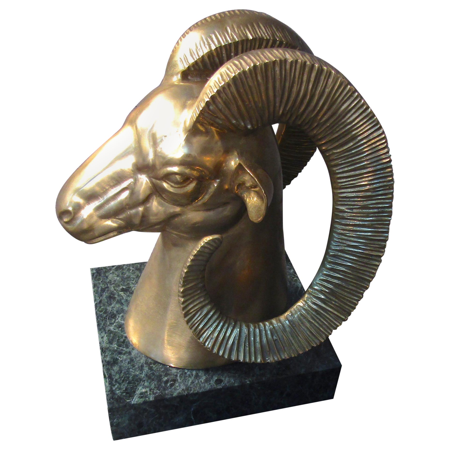 Sculpture unique de tête de chèvre dorée sur socle en marbre