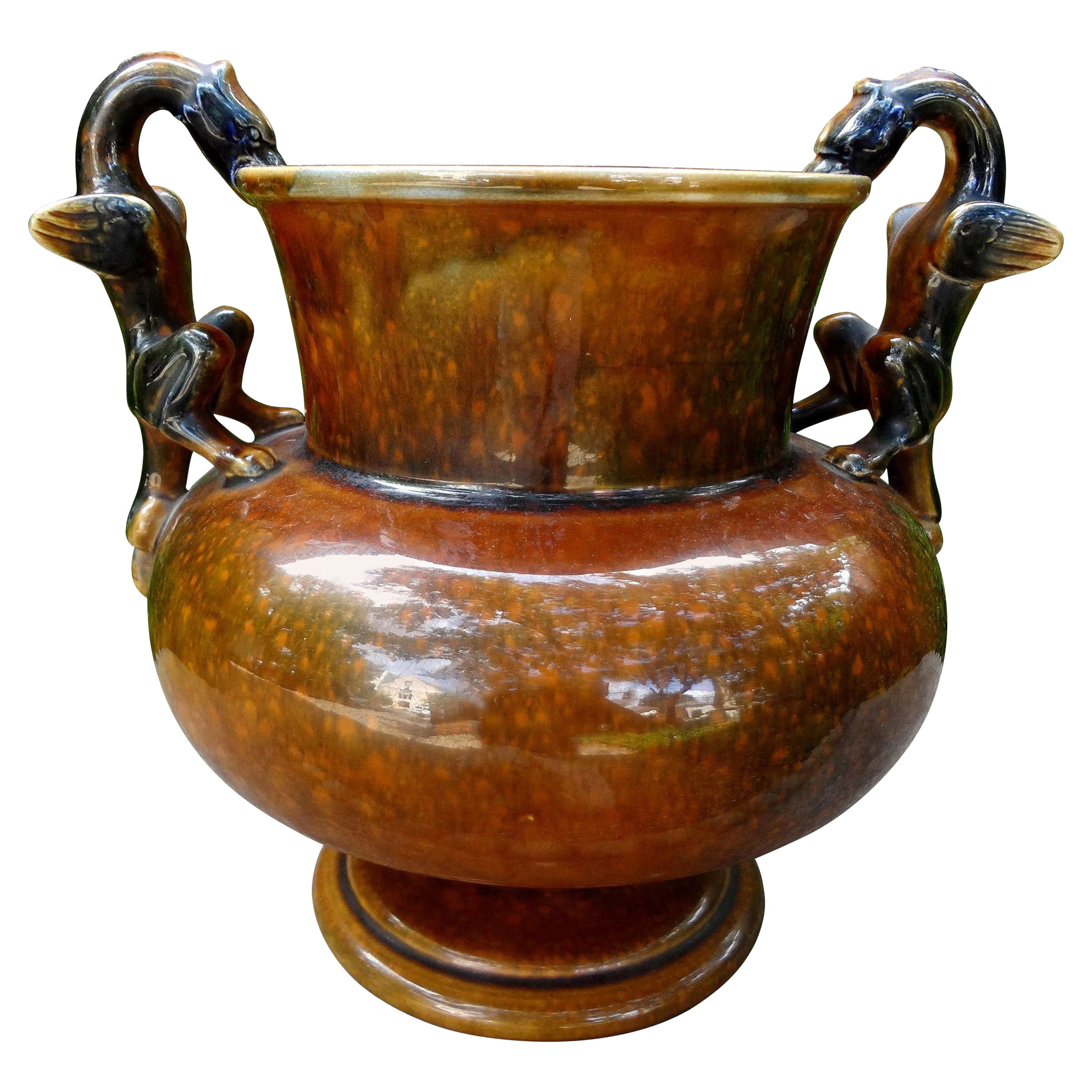 Urna francese in ceramica smaltata in stile Sarreguemines con maniglie Griffin
