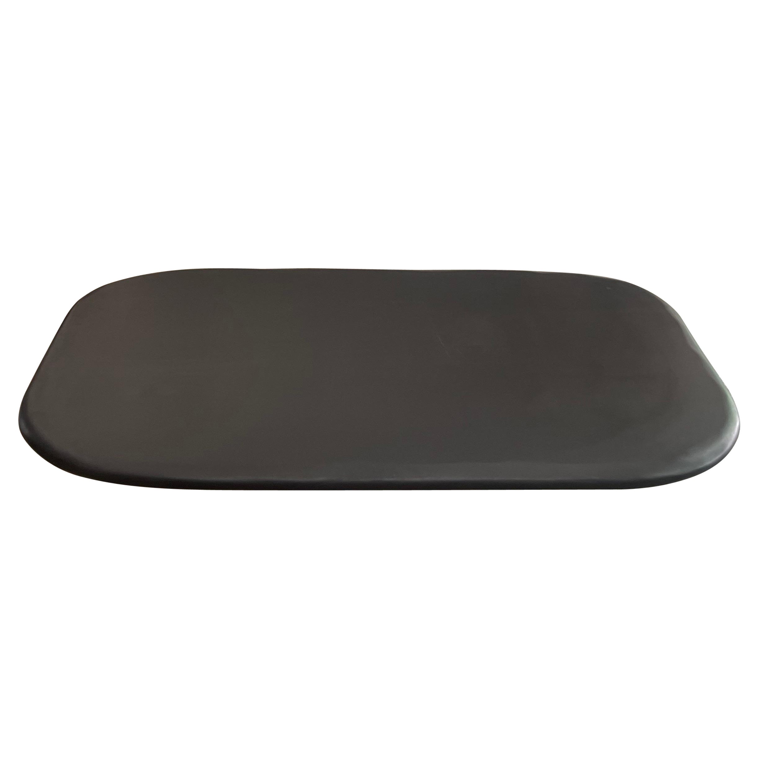 Table à galets, table en pierre noire mate avec bord arrondi et base en vente