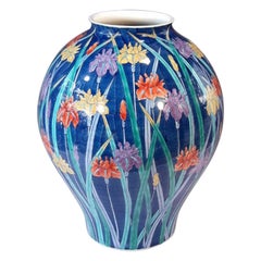 Vase japonais contemporain en porcelaine bleu, rouge et jaune par un maître artiste