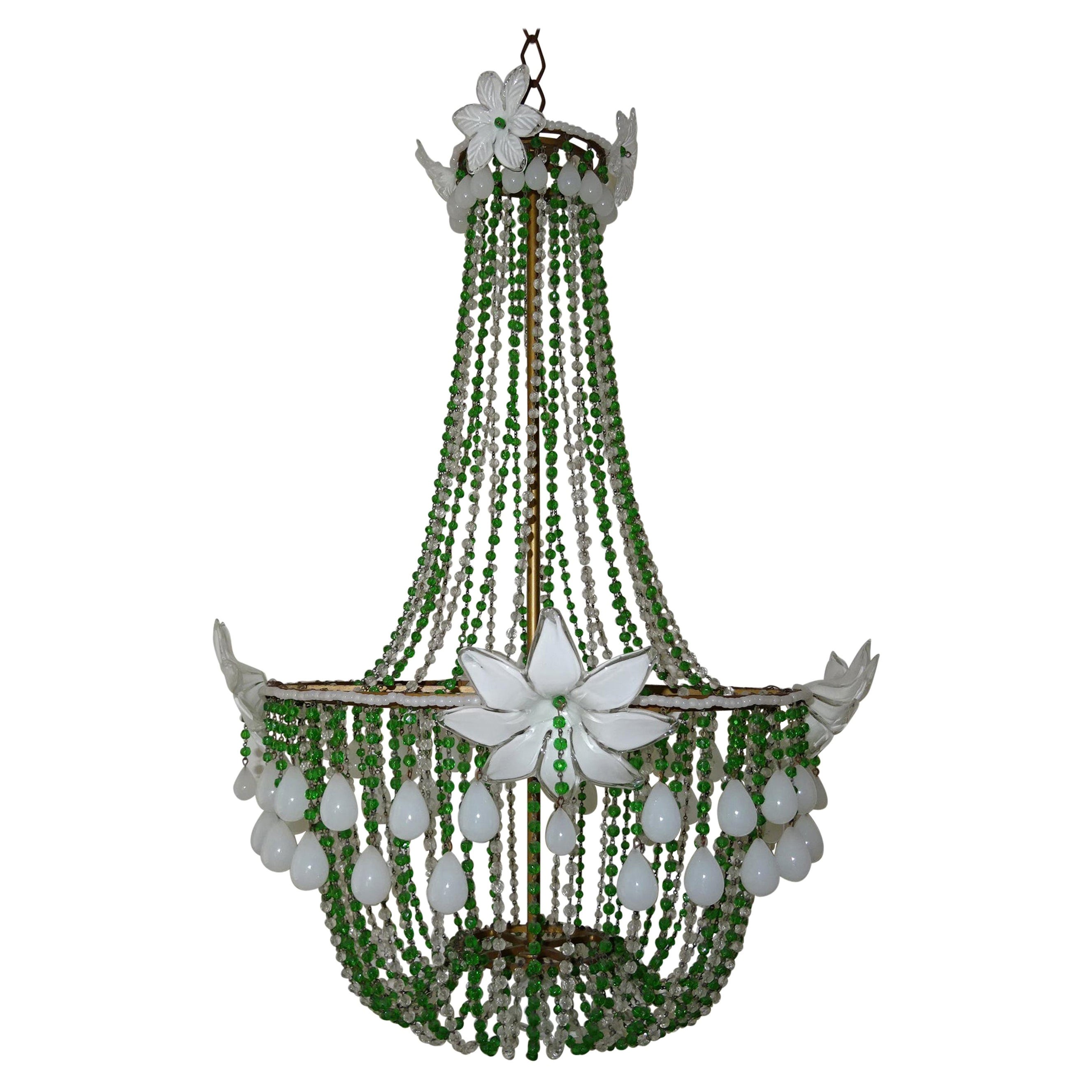 Lustre Empire des années 1930, opaline blanche, grandes fleurs de Murano, gouttes, perles vertes