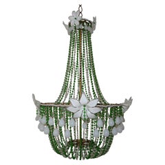 Lustre Empire des années 1930, opaline blanche, grandes fleurs de Murano, gouttes, perles vertes