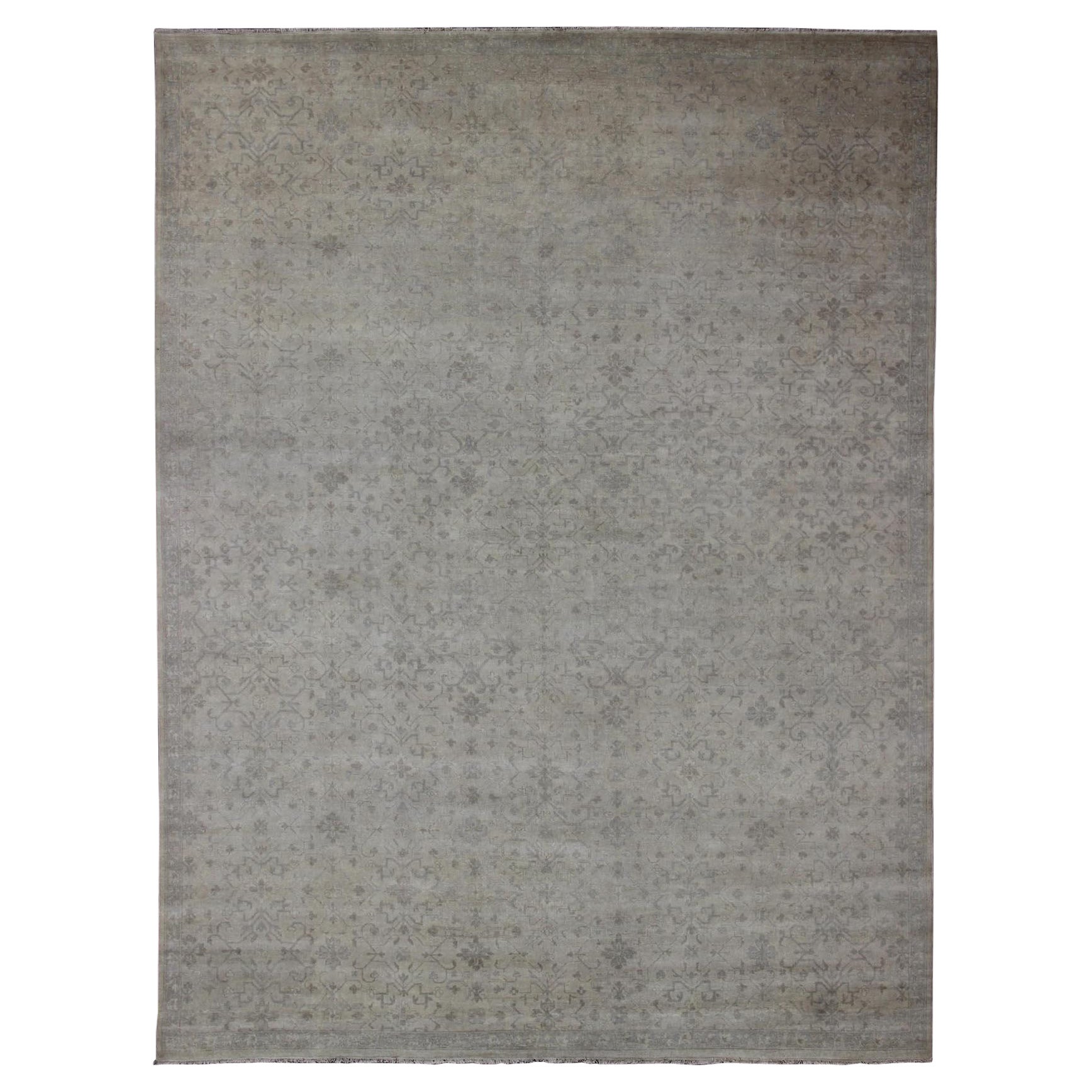 Grand tapis transitionnel avec motif sur toute sa surface en brun clair, gris, argent et taupe clair