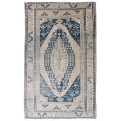 Tapis turc vintage noué à la main d'Oushak avec médaillon central en bleu et crème