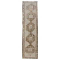 Long tapis de couloir turc vintage Oushak avec médaillons en crème et beige