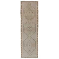 Tapis de couloir turc vintage Oushak avec médaillons géométriques en brun clair et brun clair