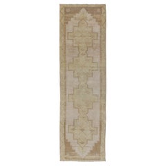 Tapis de couloir turc Oushak vintage au design géométrique en Lt. Vert, Crème et Lt. Marron