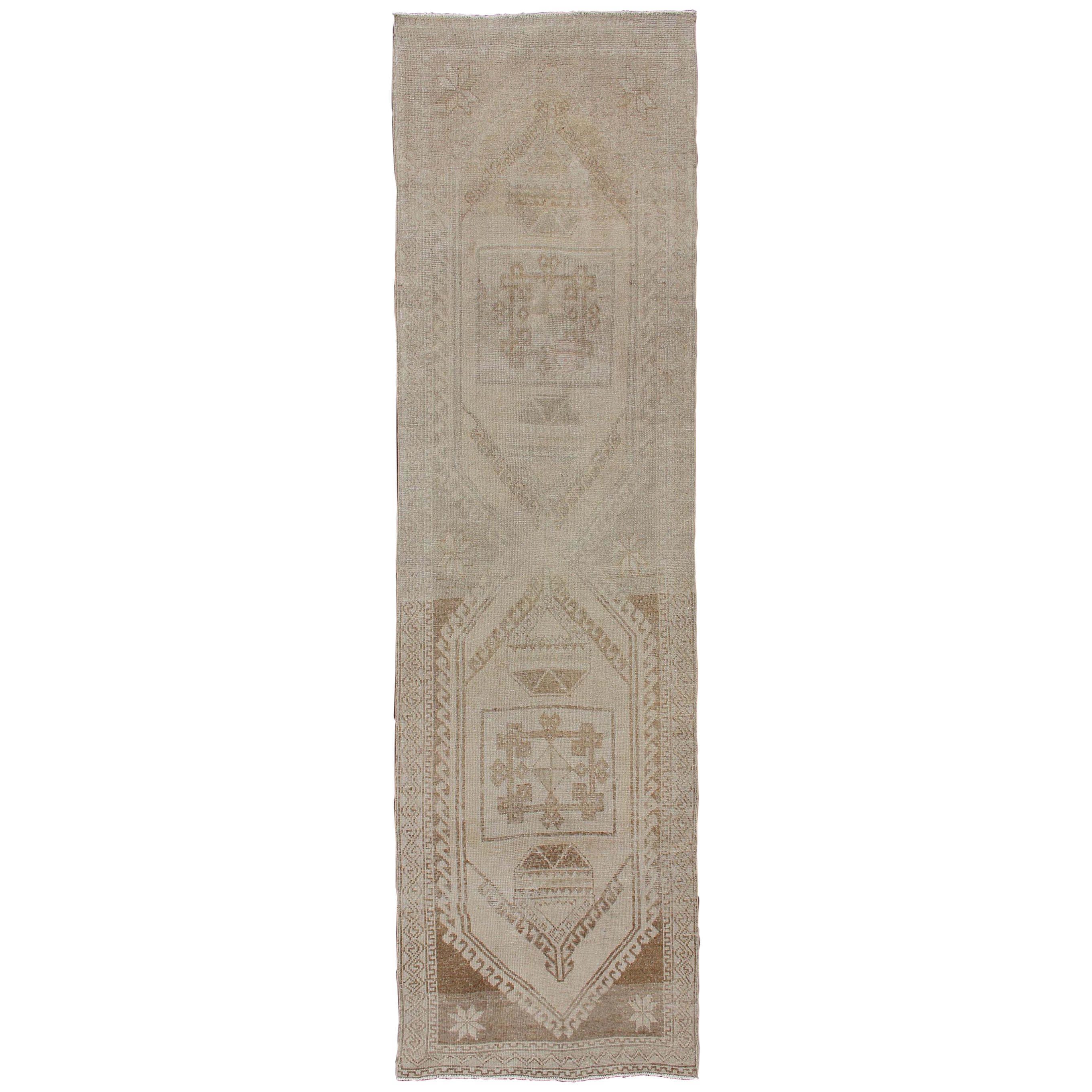 Tapis de couloir turc vintage Oushak avec médaillons à fleurs de couleur taupe et sable