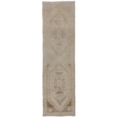 Tapis de couloir turc vintage Oushak avec médaillons à fleurs de couleur taupe et sable