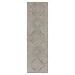 Tapis de couloir turc vintage Oushak gris et crème avec motif tribal géométrique