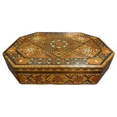 Grande boîte octogonale marocaine ou du Moyen-Orient avec incrustation de nacre