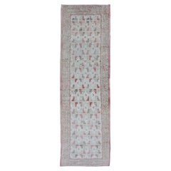 Tapis de couloir moderne Casual de couleur crème et corail avec motif Khotan sur toute sa surface