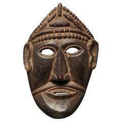 Masque de danse népalais visage plat avec coiffe en perles Tzi:: début du 20e siècle