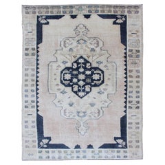 Tapis turc Oushak vintage noué à la main avec médaillon central en bleu et crème