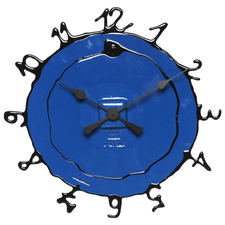 L'horloge ronde, grande en bleu mat et noir par Gaetano Pesce