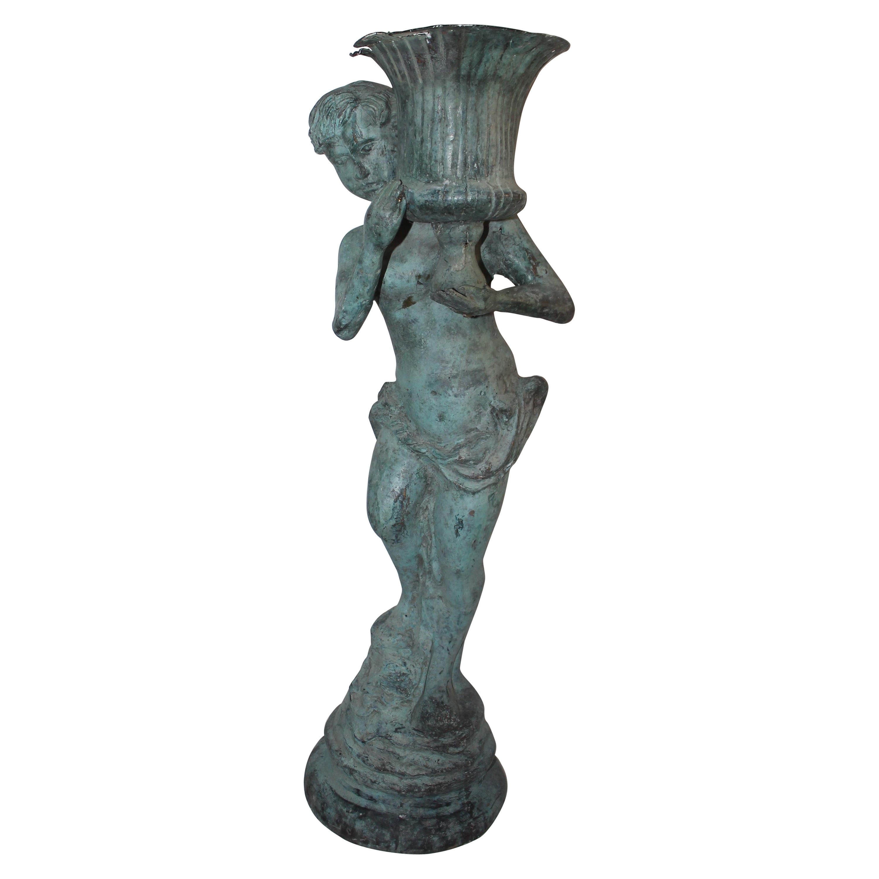 Jardinière en bronze d'un garçon tenant une urne