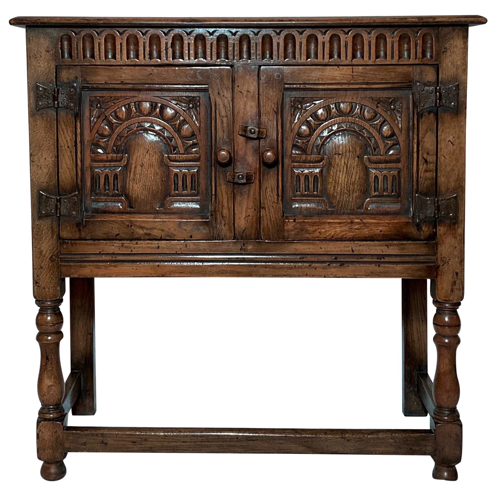 Ancienne armoire anglaise en chêne sculpté, vers 1890-1900 en vente