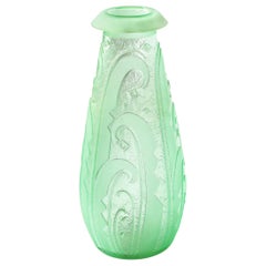 Art déco-Vase aus mattiertem Celadon mit kubistischen, stromlinienförmigen Details, signiert Daum