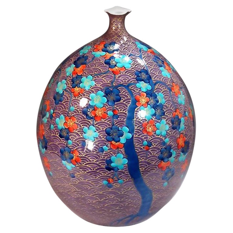 Vase japonais contemporain en porcelaine violet, bleu, rouge et or par un maître artiste, 2 pièces