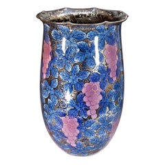 Vase contemporain en porcelaine japonaise noire, bleue, rose et platine, réalisé par un maître artiste