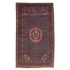 Rare tapis Kansu bleu ancien surdimensionné avec rondelle Mandala et disques infinis
