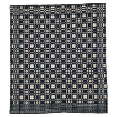 Fine tapis de couvre-lit américain ancien à motif géométrique en bleu et ivoire