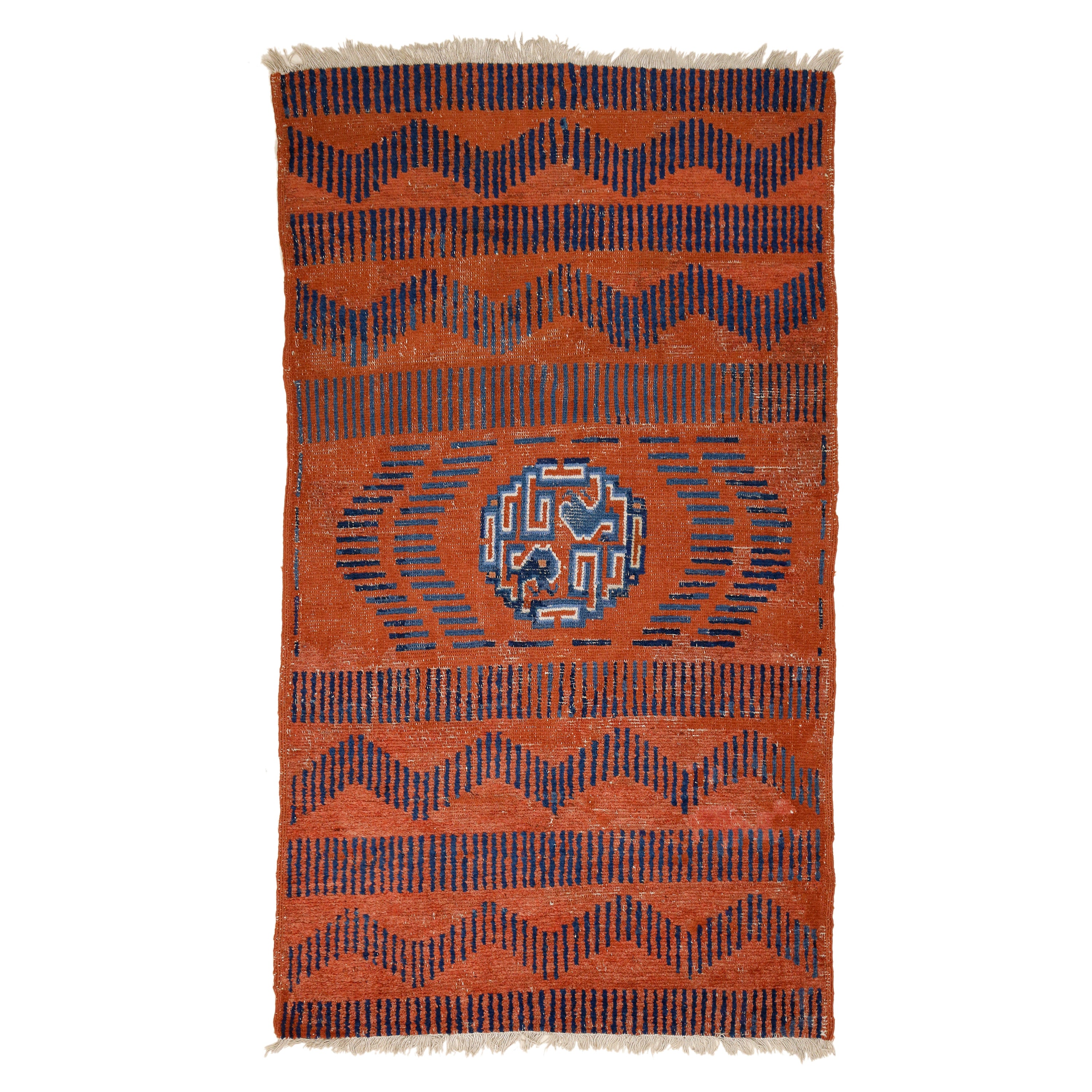 Rara Alfombra Kansu Antigua con Dibujo de Piel de Tigre y Dragones Enfrentados en venta