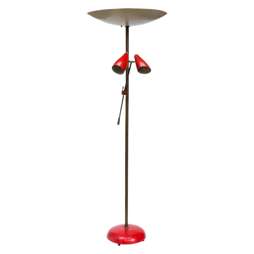 Lampadaire italien des années 50 avec abat-jour rouge et crème émaillés en laiton de style Stilnovo en vente