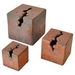 Ensemble de trois sculptures cubiques abstraites en céramique