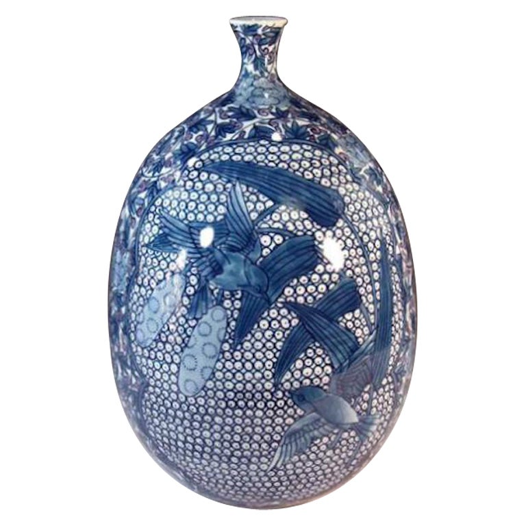 Vase japonais contemporain en porcelaine bleu et blanc par un maître artiste