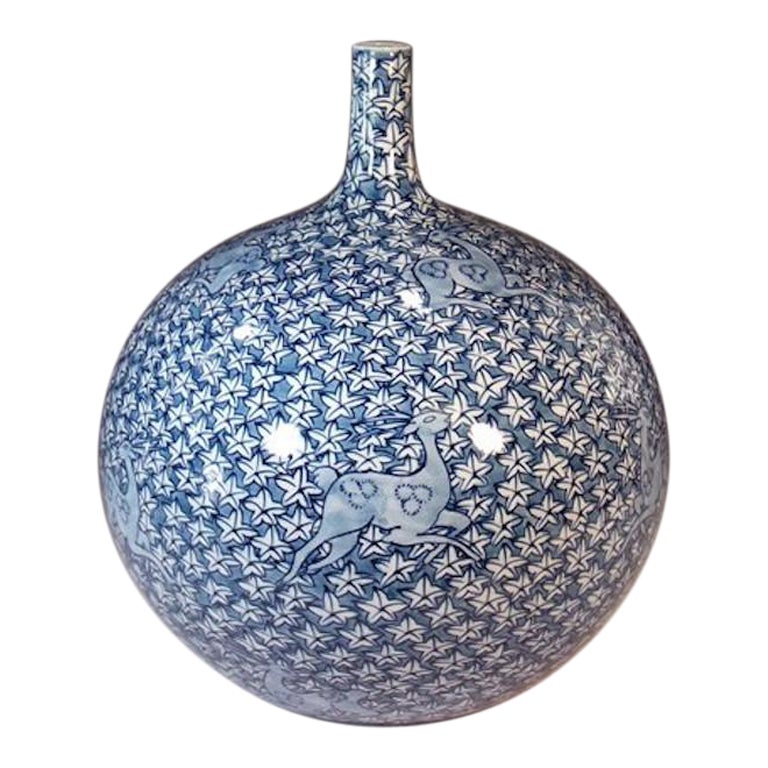 Zeitgenössische japanische Vase aus blau-weißem Porzellan von Meisterkünstler, 4 im Angebot