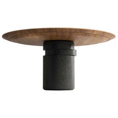 zeitgenössischer esstisch aus nussbaum und schwarzer esche M, scheibentisch von barh.design