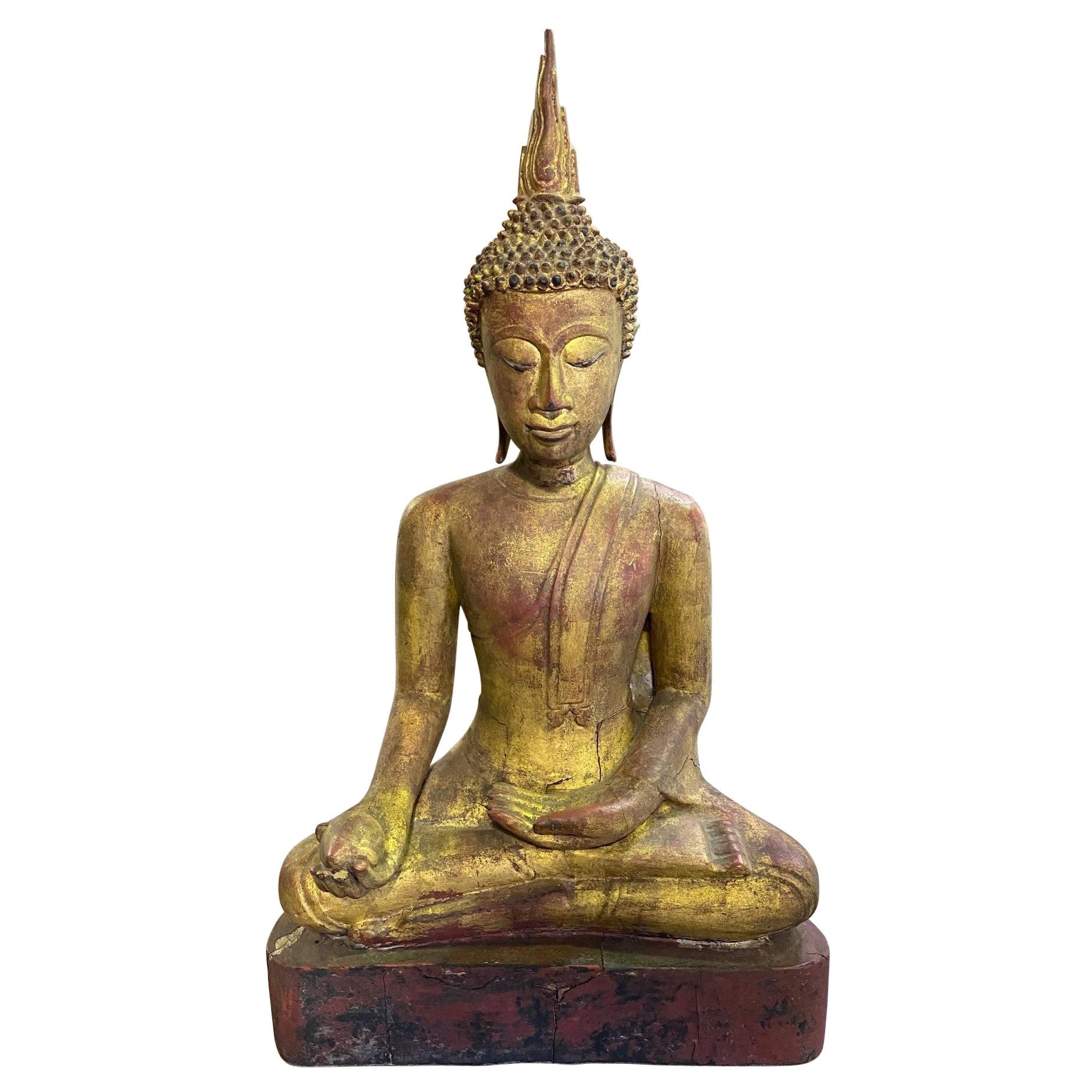 Bouddha serein asiatique en bois sculpté et doré assis, temple et sanctuaire en siam thaïlandais