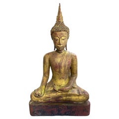 Bouddha serein asiatique en bois sculpté et doré assis, temple et sanctuaire en siam thaïlandais