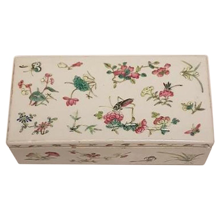 Chinese Scholar Pen Box in Porcelain with Two Rooms and a Lid For Sale