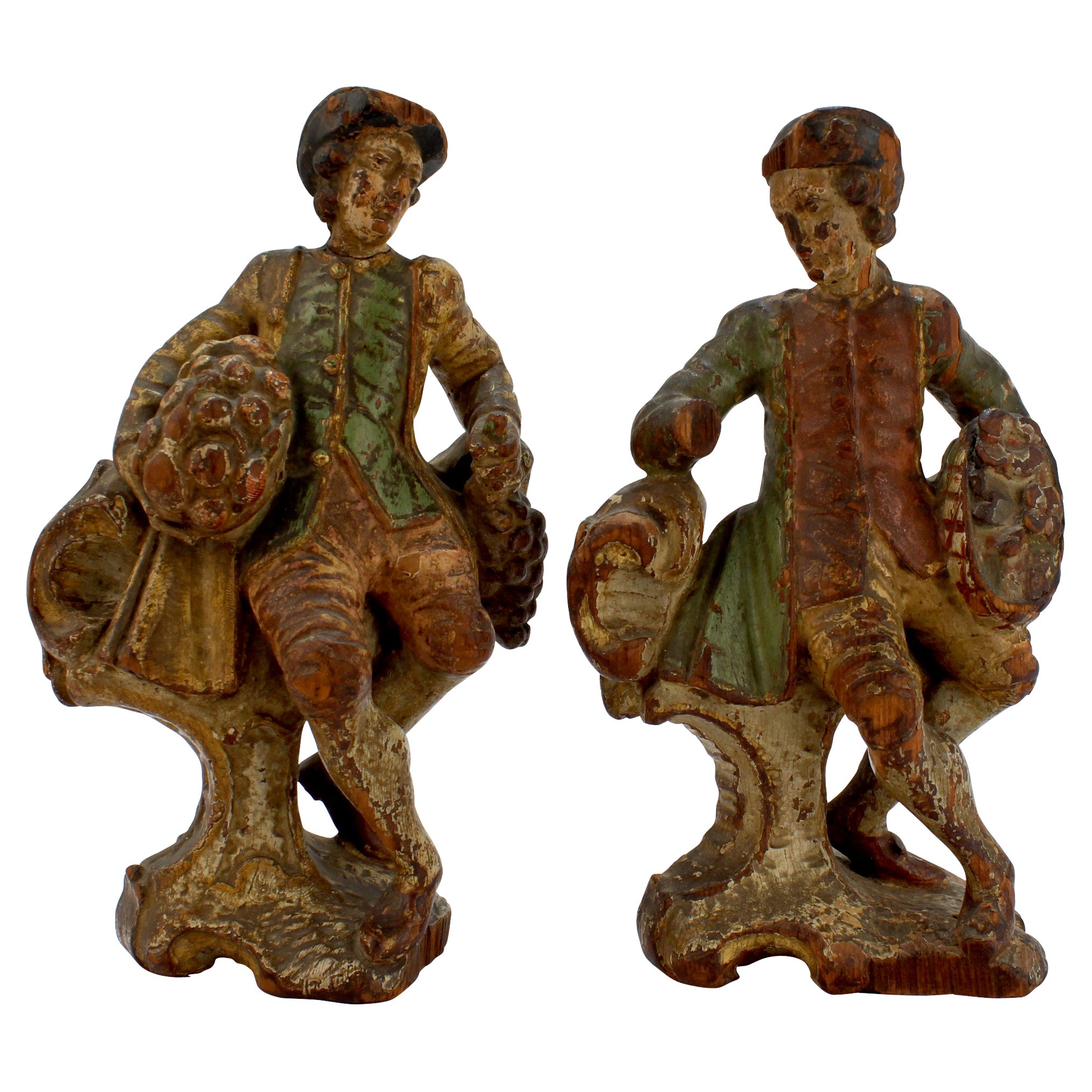 2 figurines continentales baroques en bois sculpté et décoré polychrome du XVIIIe siècle en vente