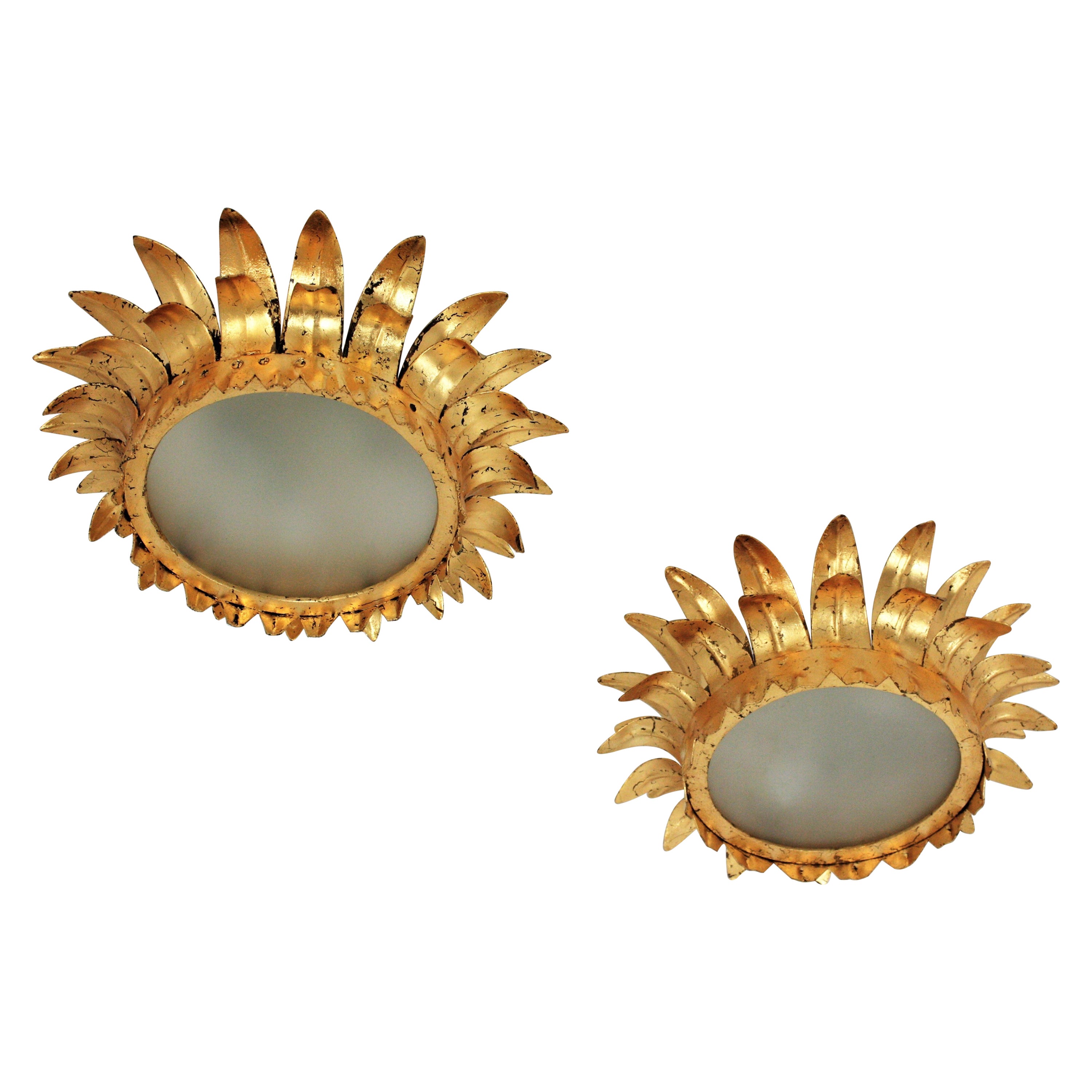 Paar kleine französische neoklassizistische Kronleuchter aus vergoldetem Eisen mit Sonnenschliff im Angebot