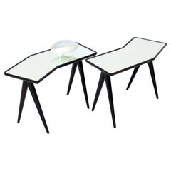 Gio Ponti - Paire de tables d'appoint noires avec plateau en verre miroir et formes asymétriques