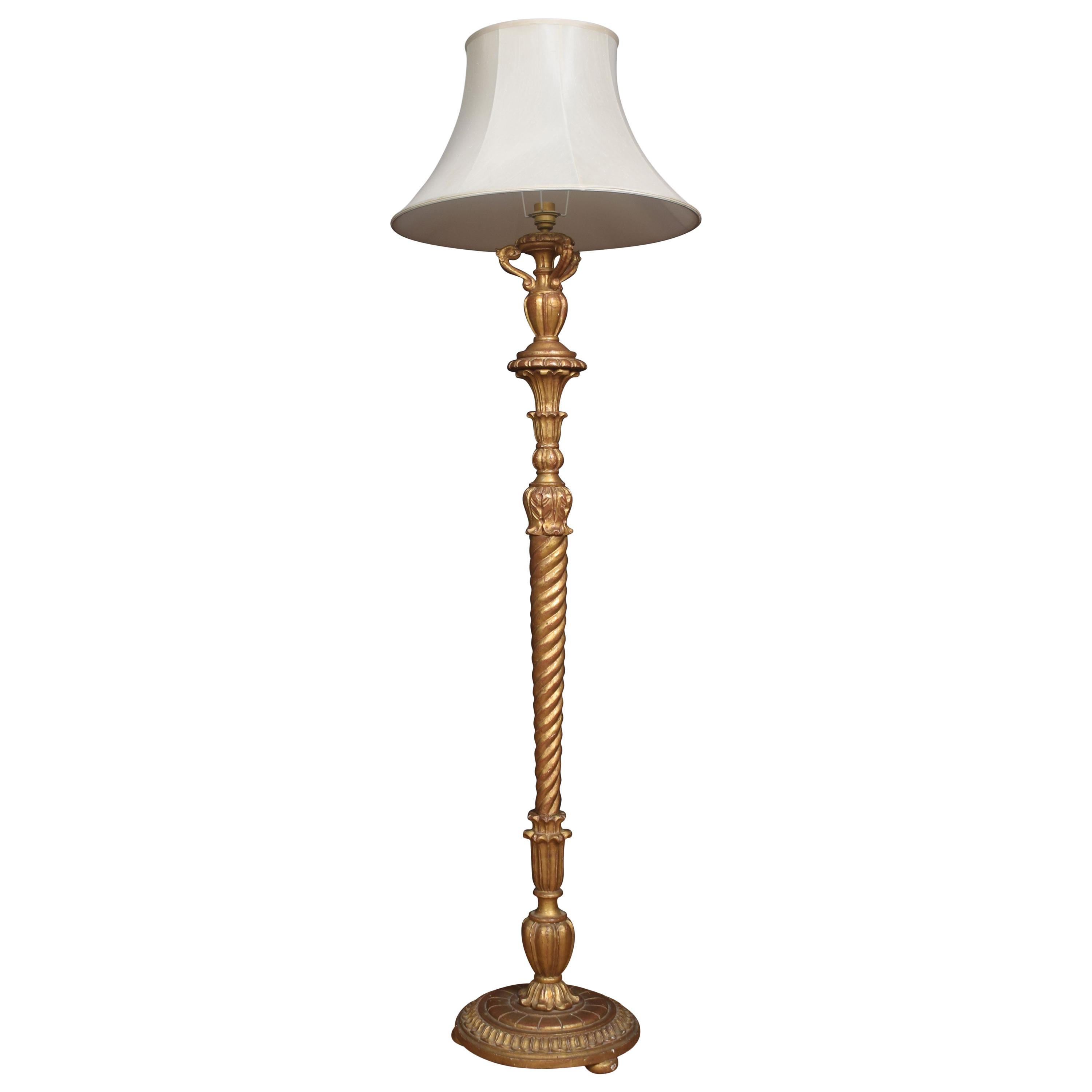 Lampe standard en bois sculpté et doré