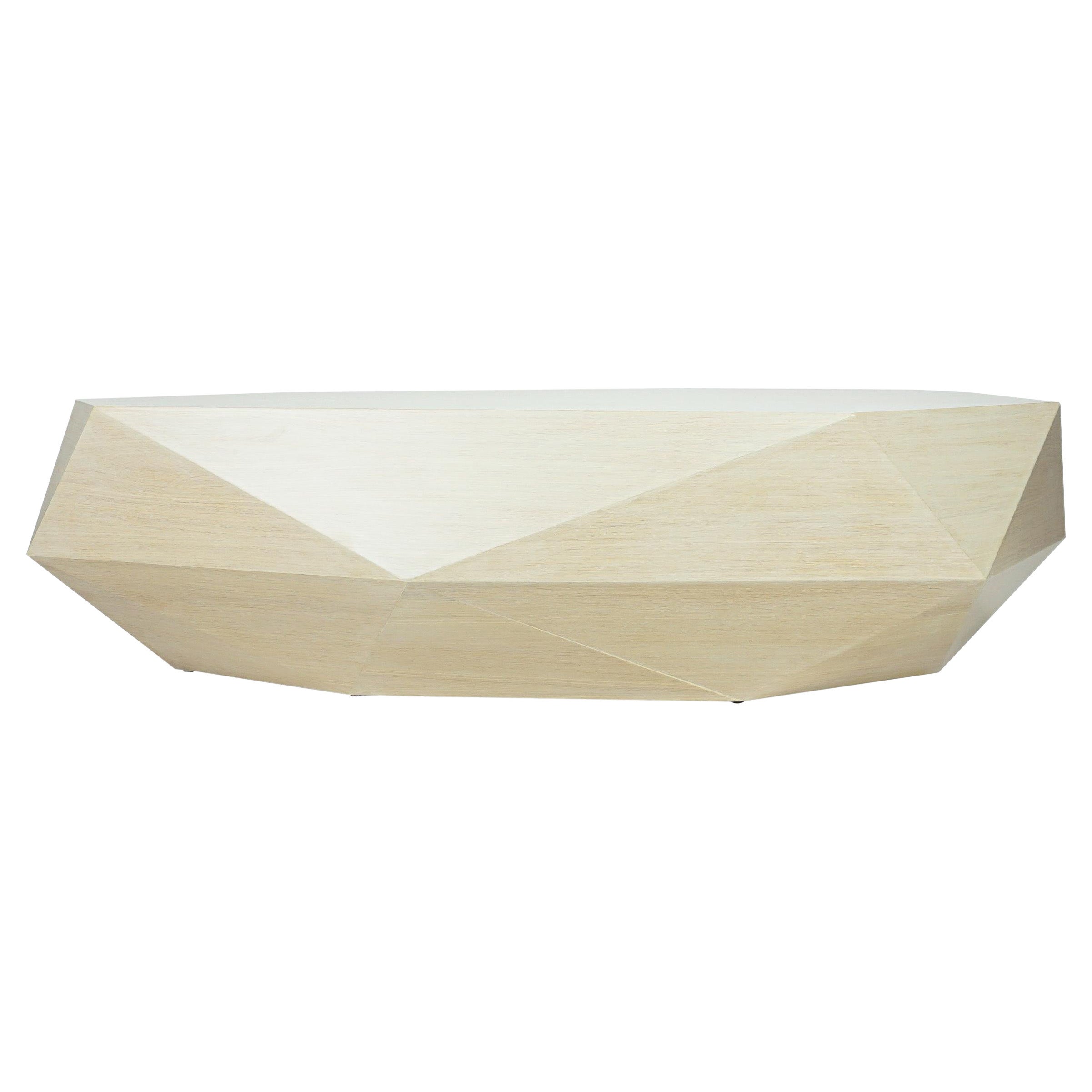 Table basse en placage de chêne blanc à facettes