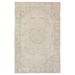 Alfombra de diseño Khotan vintage en tonos neutros, crema, azul claro, marrón claro y colores