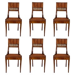 Satz von sechs feinen und seltenen Stühlen aus Nussbaumholz im Klismos-Stil mit Sitz aus Schilfrohr