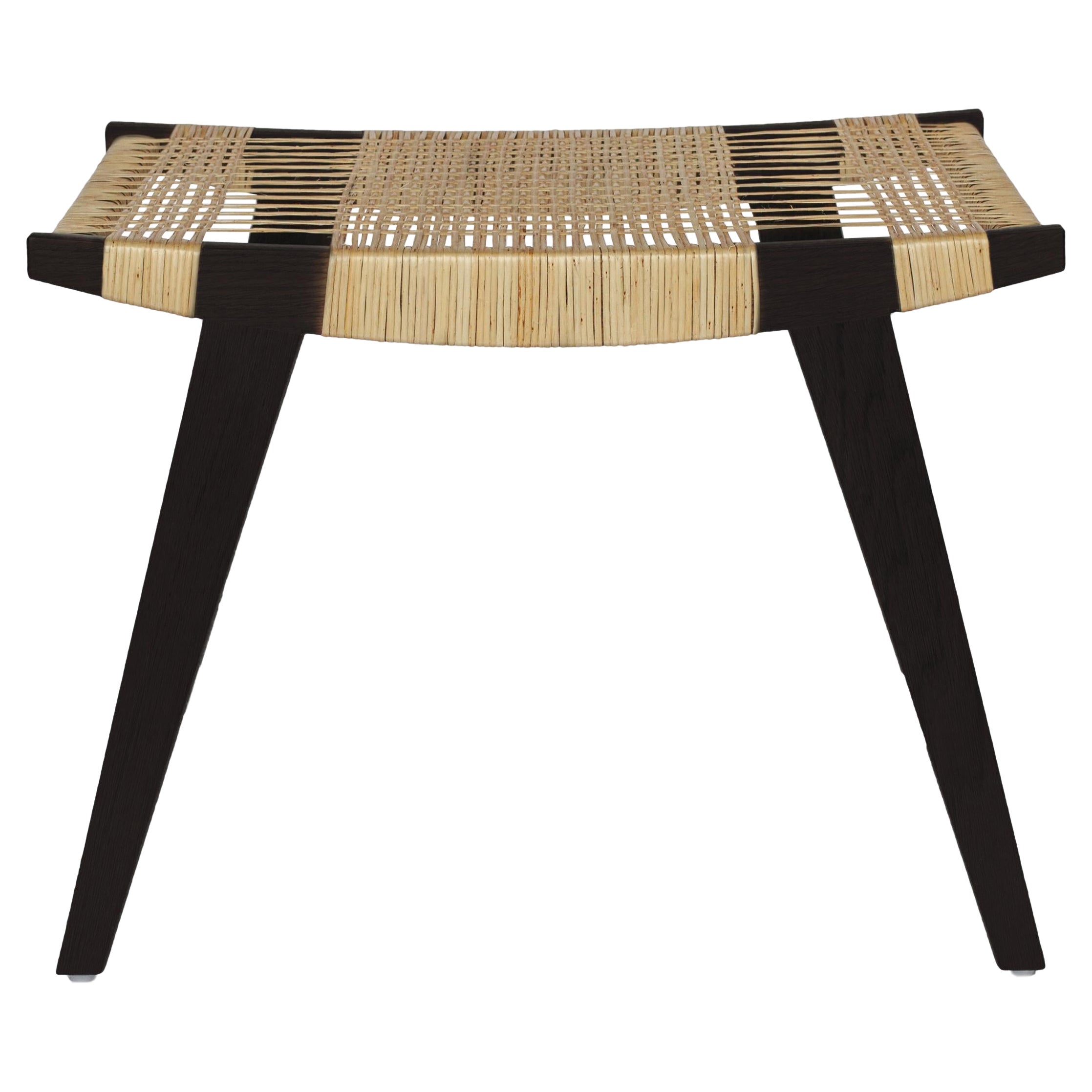 Tabouret contemporain en forme de Pi, cadre en chêne ébénisé, assise fendue en peau de saule en vente