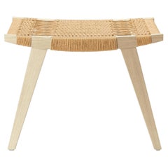 Tabouret contemporain en forme de pi, cadre en chêne chauffé, assise en cordon danois naturel