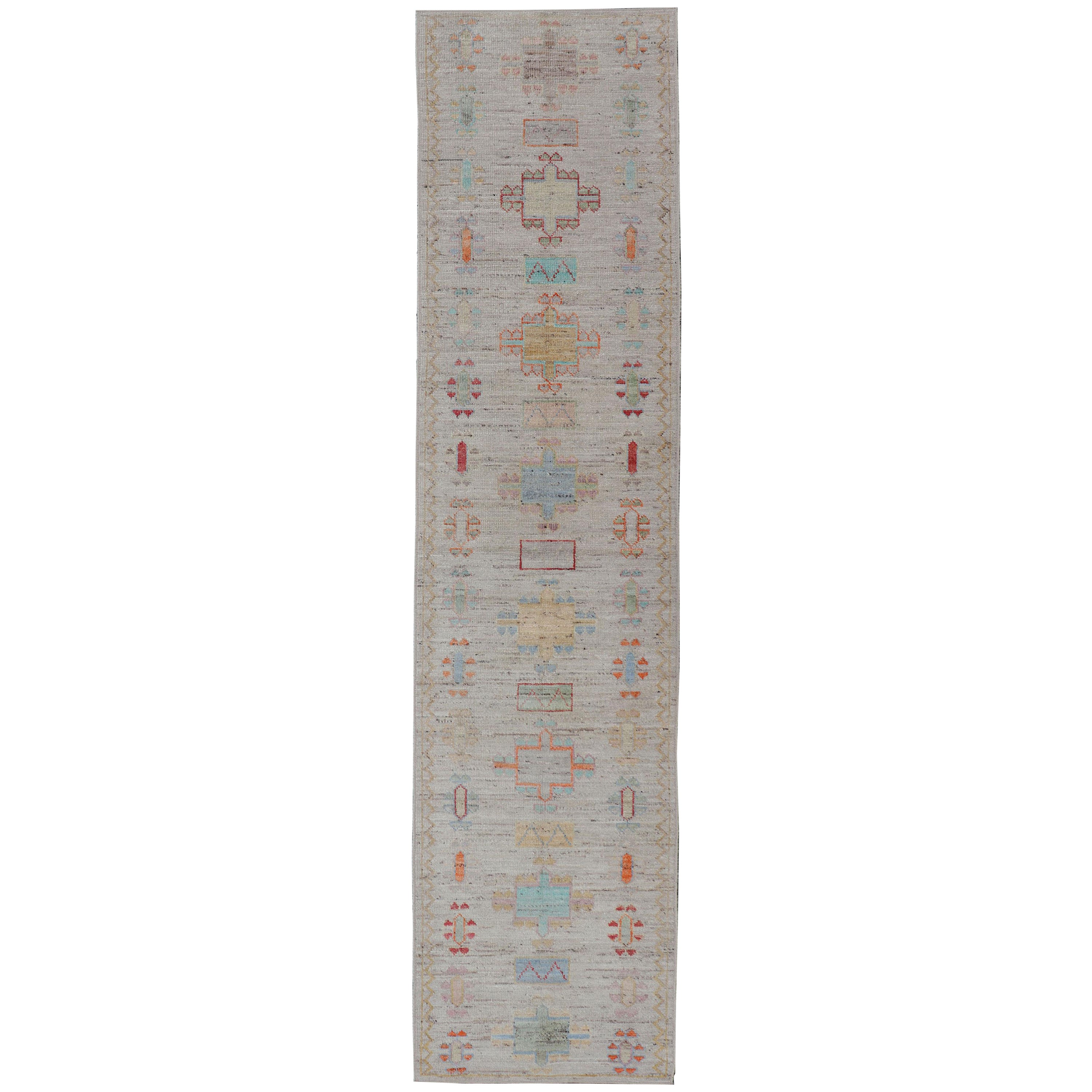 Tapis de couloir moderne et original à poils longs en couleur avec motif tribal moderne et minimaliste