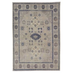 Tapis Khotan à motifs géométriques avec médaillons en bleu royal et crème