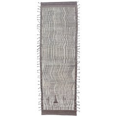 Casual Modern Gallery Rug in White and Gray Tones and Minimalist Design