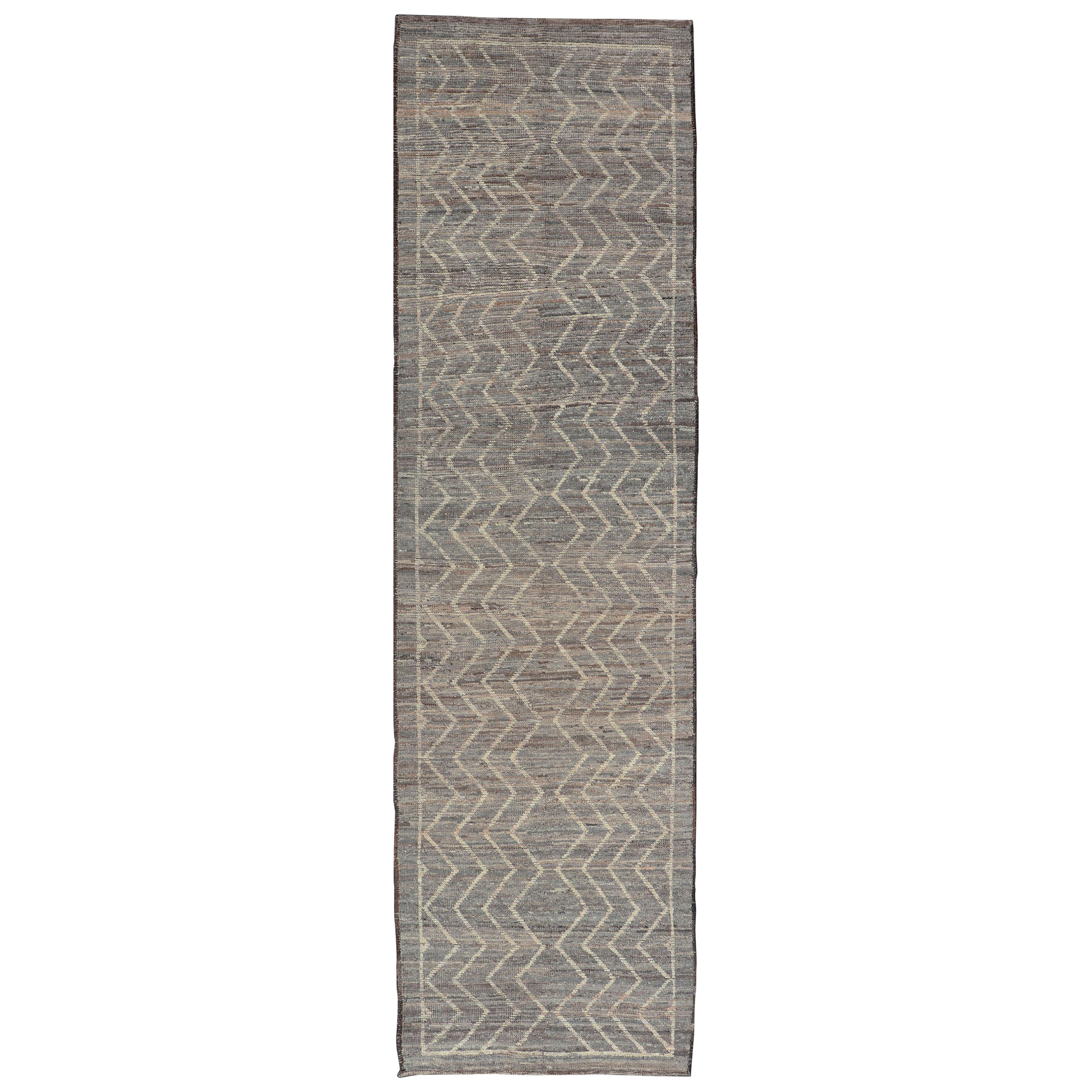 Tapis moderne à motif tribal en gris clair, taupe, crème et couleurs naturelles en vente