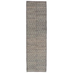 Moderner moderner Teppich mit Stammesmuster in Hellgrau, Taupe, Creme und natürlichen Farben