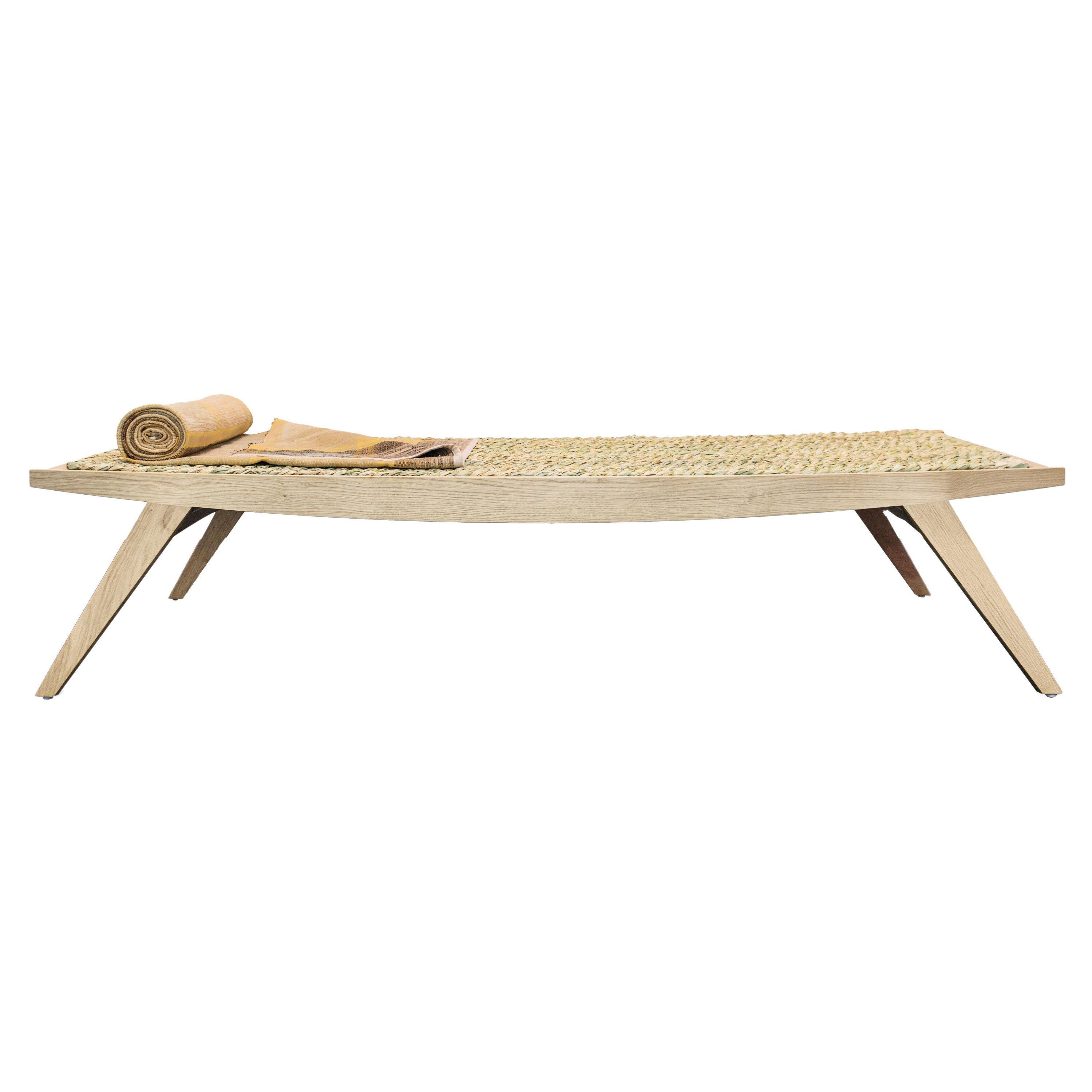 Lettino Lambda contemporaneo, struttura in rovere sbiancato, seduta a doghe in Oak con tappetino in giunco